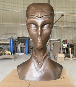 Bronzeskulptur abstrakte Gestalt mit Runenschmuck, Ansicht 1