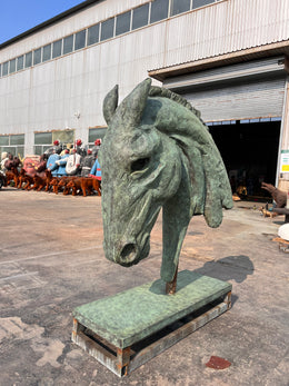 Bronzeskulptur Pferdekopf, Höhe 180 cm, Ansicht 3