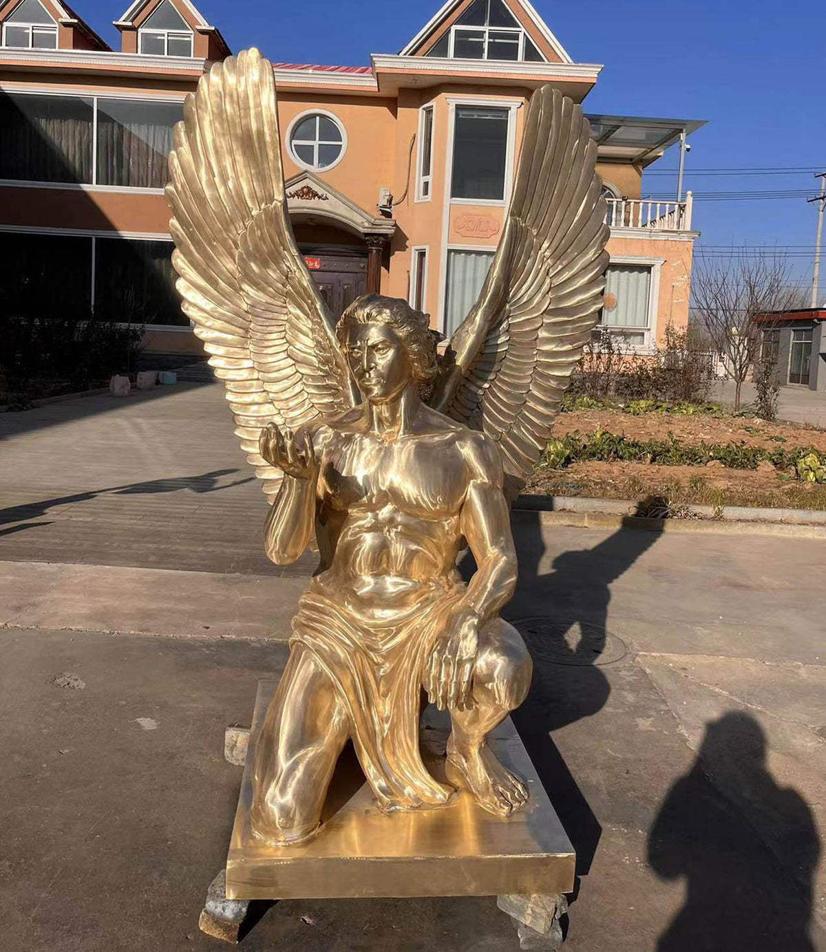 Bronzeskulptur knieender Engel mit Flügeln, Höhe 200 cm