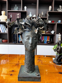 Bronzeskulptur Frauenkopf mit Schmetterlingen, Höhe 60 cm, Ansicht 2