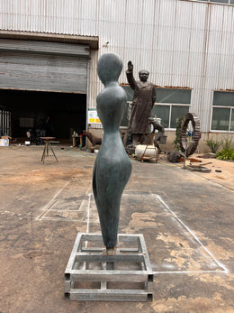 Bronzeskulptur weibliche Figur mit Durchbrüchen, Höhe 180 cm, Ansicht 3