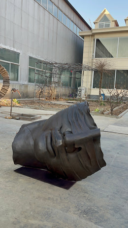 Bronzeskulptur verhülltes Gesicht, Länge 105 cm, Ansicht 2