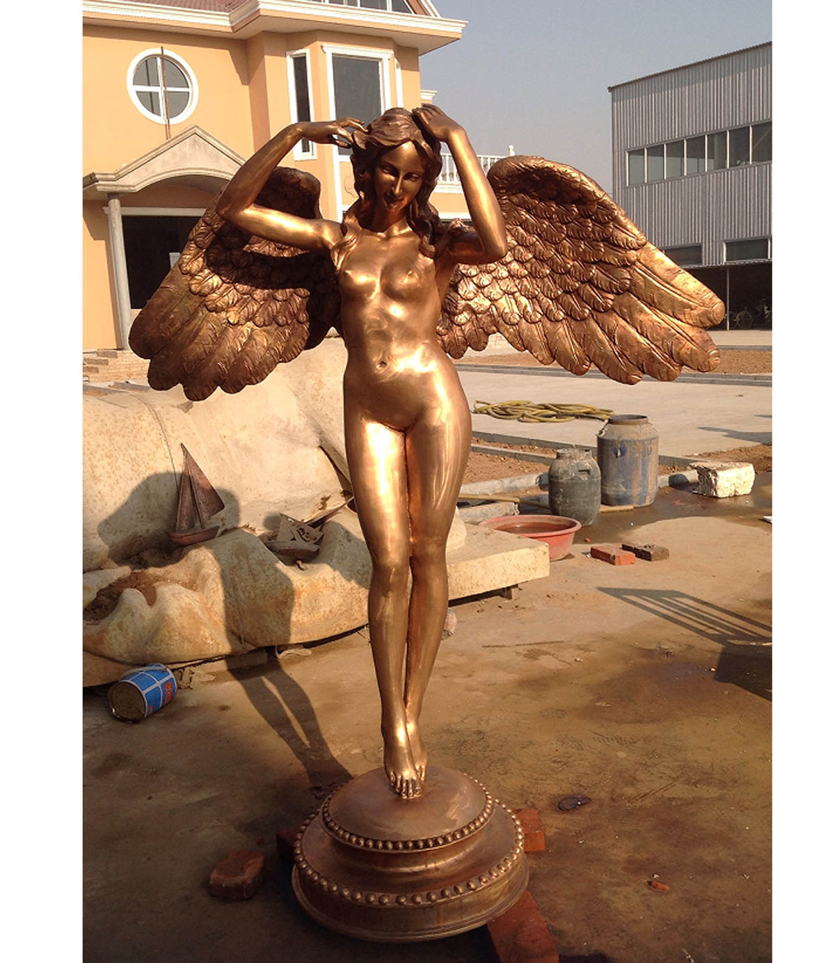 Bronzeskulptur Engel mit ausgebreiteten Schwingen, vergoldet, Höhe 175 cm