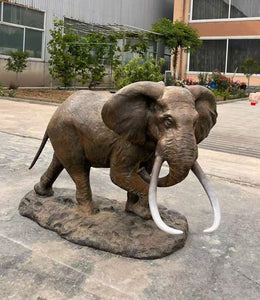 Bronzeskulptur Elefant mit Stoßzähnen, Länge 110 cm, Ansicht 1