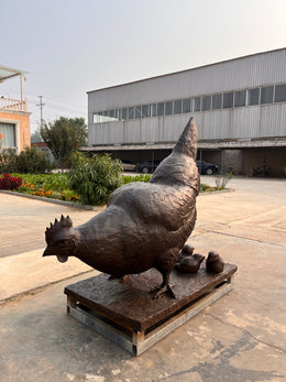 Bronzeskulptur Henne mit Küken, Höhe 130 cm, Ansicht 2