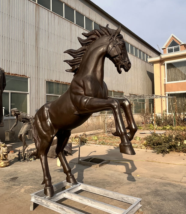 Bronzeskulptur steigendes Pferd mit wehender Mähne, Höhe 200 cm
