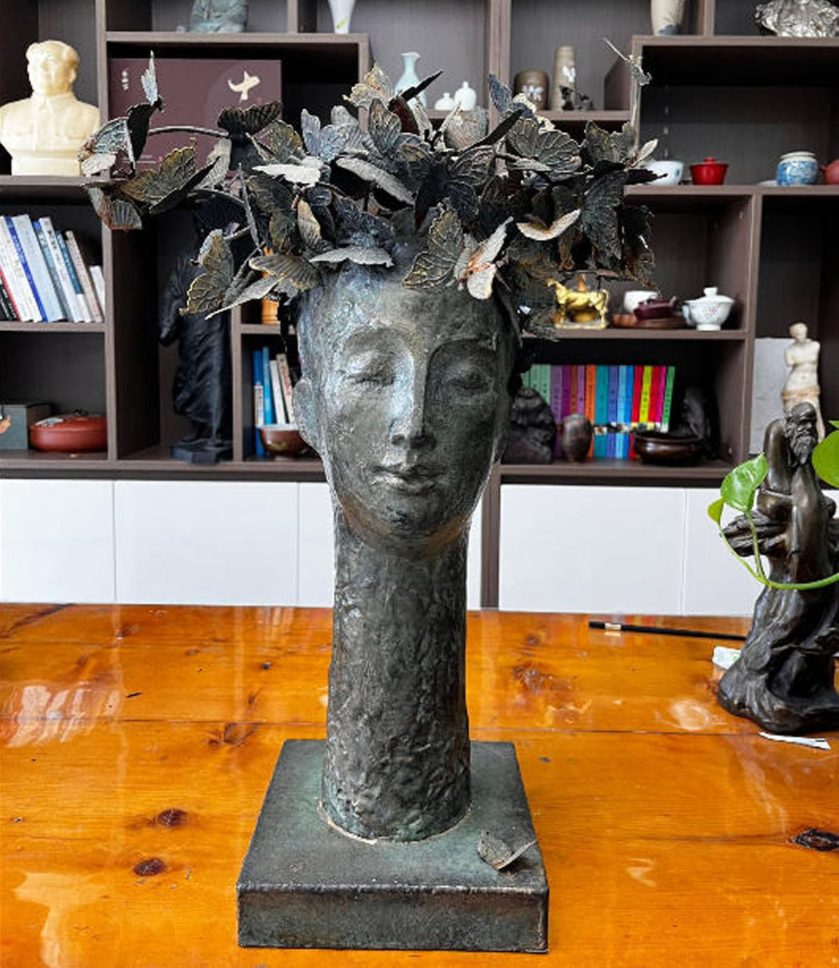 Bronzeskulptur Frauenkopf mit Schmetterlingen, Höhe 60 cm
