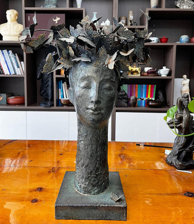 Bronzeskulptur Frauenkopf mit Schmetterlingen, Höhe 60 cm