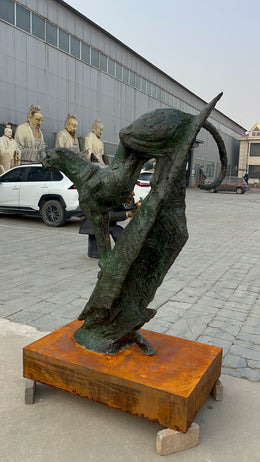 Bronzeskulptur Gepard am Baumstamm, Höhe 170 cm, Ansicht 2