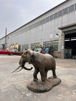 Bronzeskulptur Elefant mit Stoßzähnen, Länge 110 cm, Ansicht 4