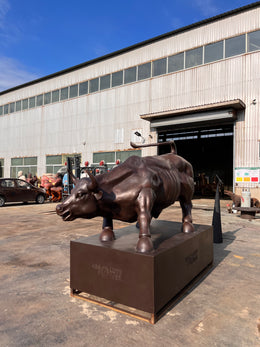 Bronzeskulptur Stier im Angriff, Länge 250 cm, Ansicht 4