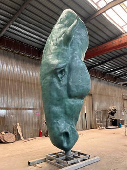 Bronzeskulptur Pferdekopf, überkopf gestellt, Höhe 500 cm, Ansicht 2