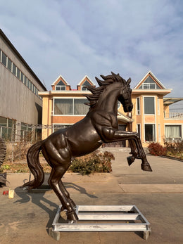 Bronzeskulptur steigendes Pferd mit wehender Mähne, Höhe 200 cm, Ansicht 2