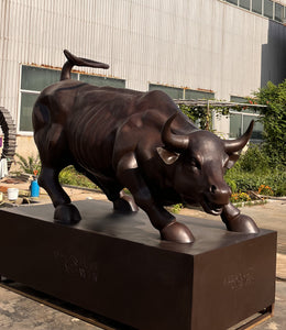 Bronzeskulptur Stier im Angriff, Länge 250 cm, Ansicht 1