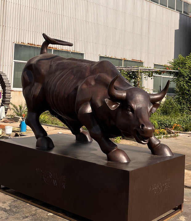 Bronzeskulptur Stier im Angriff, Länge 250 cm