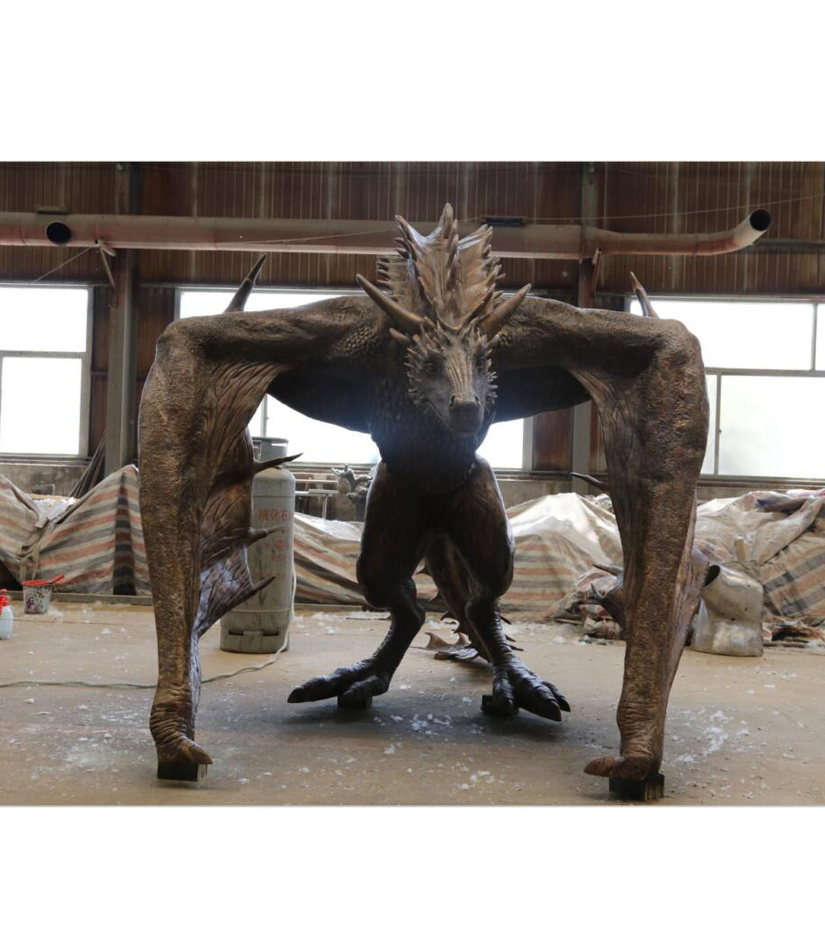 Bronzeskulptur Drache mit ausgebreiteten Schwingen, Höhe 230 cm