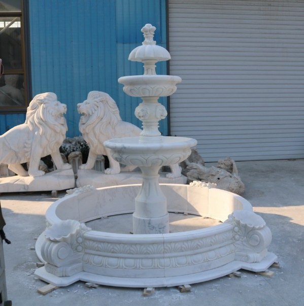 Marmorbrunnen dreistufig mit flankierenden Löwen