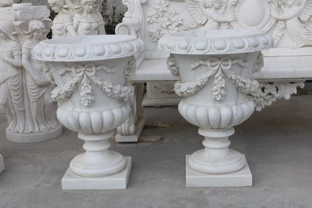 Marmor-Gartenvasen Paar mit Girlandenrelief