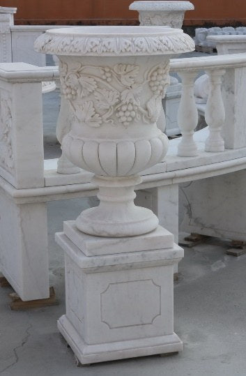 Marmor-Gartenvase mit Traubenrelief auf Sockel
