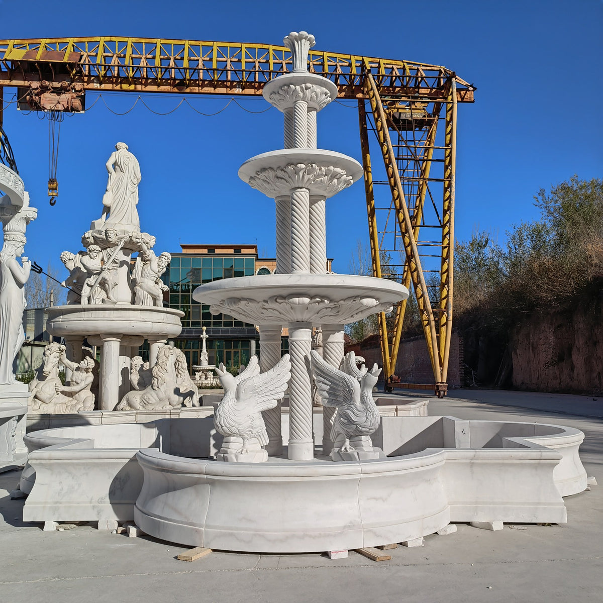 Marmorbrunnen vierstufig mit Figurenaufbau, Großformat