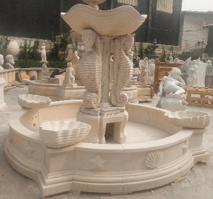 Marmorbrunnen mit Muschelschale und Seepferden