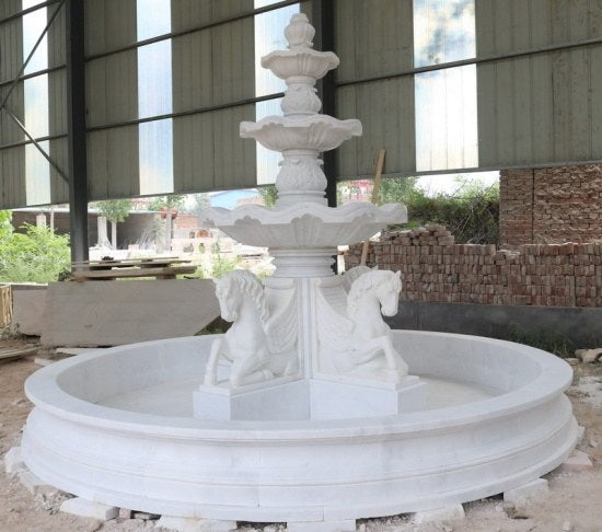 Marmorbrunnen dreistufig mit Pferdegruppe, Ø 390 cm