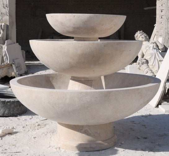 Brunnen aus drei versetzten Schalen, modern