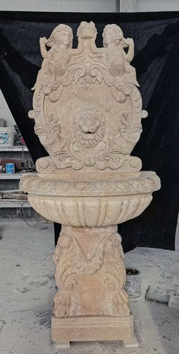 Marmor-Wandbrunnen mit Wappenkartusche