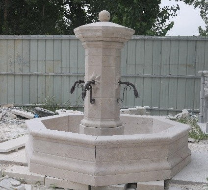 Travertinbrunnen mit Pfeiler, H 188 x 198 cm