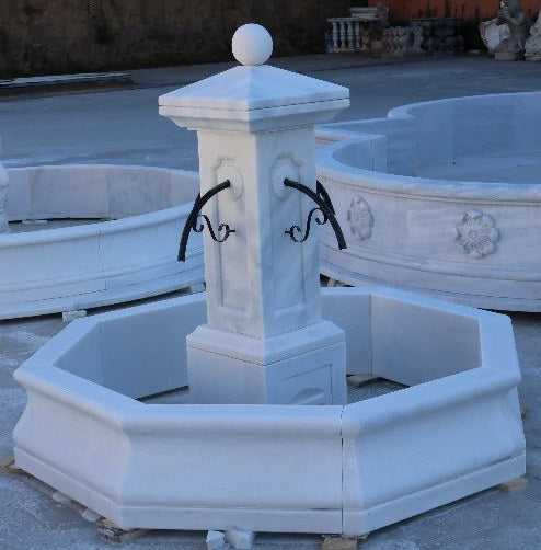 Marmorbrunnen mit Pfeiler und Kugelaufsatz