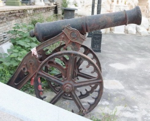 Gusseiserne Kanone auf Lafette, L 260 cm