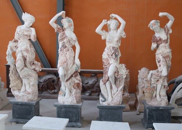 Marmorfiguren Karyatiden, vierteilig