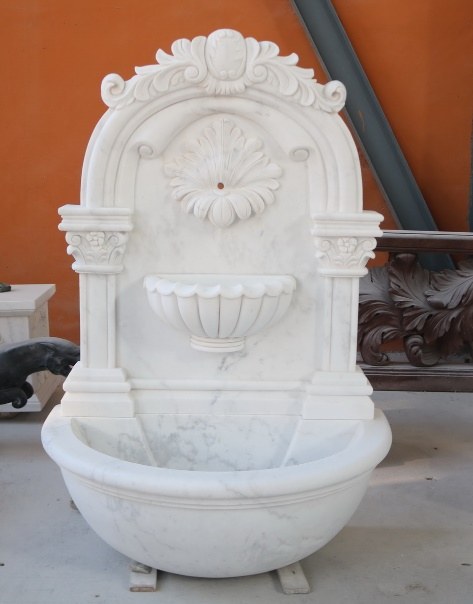 Marmor-Wandbrunnen mit Muschelnische