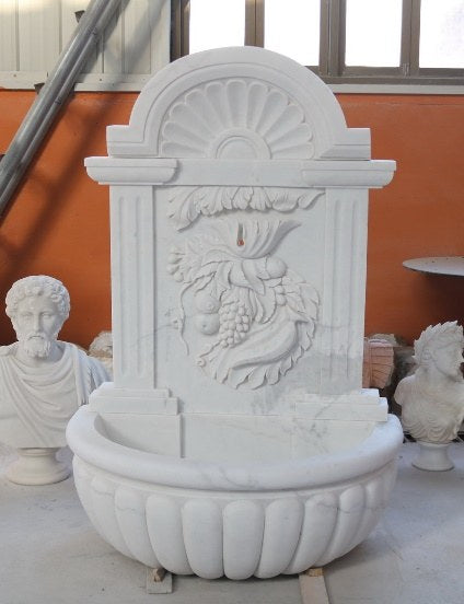 Marmor-Wandbrunnen mit Segmentbogen
