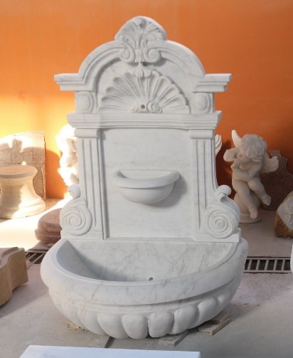 Marmor-Wandbrunnen mit Muschelrelief und Speier