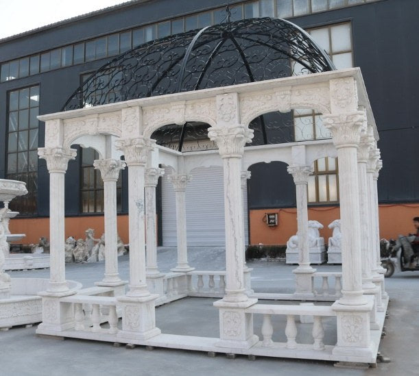Marmorpavillon mit Säulen und Balustrade