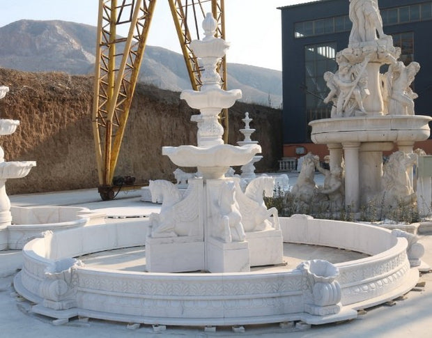 Marmorbrunnen dreistufig mit Putten