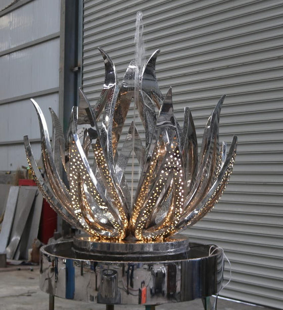 Edelstahlskulptur Flammenkranz mit Licht, 200 x 200 cm